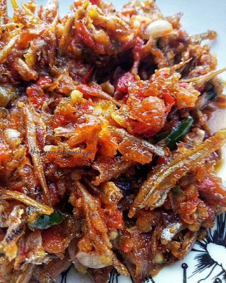 Ini Cara Senang Step By Step Buat Sambal Tomato Ikan Bilis, Bertambah Selera Makan