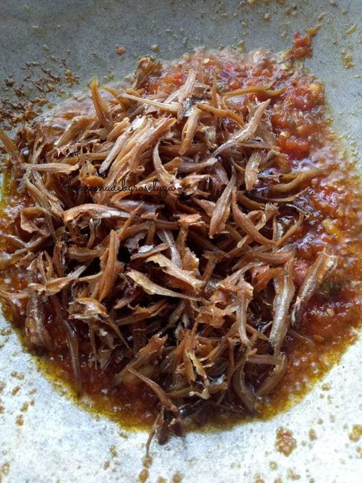 Ini Cara Senang Step By Step Buat Sambal Tomato Ikan Bilis, Bertambah Selera Makan