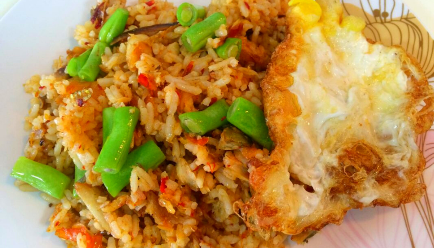 Sepinggan Tak Cukup. Nasi Goreng Ikan Cili Tumbuk Ni Memang Sedap.