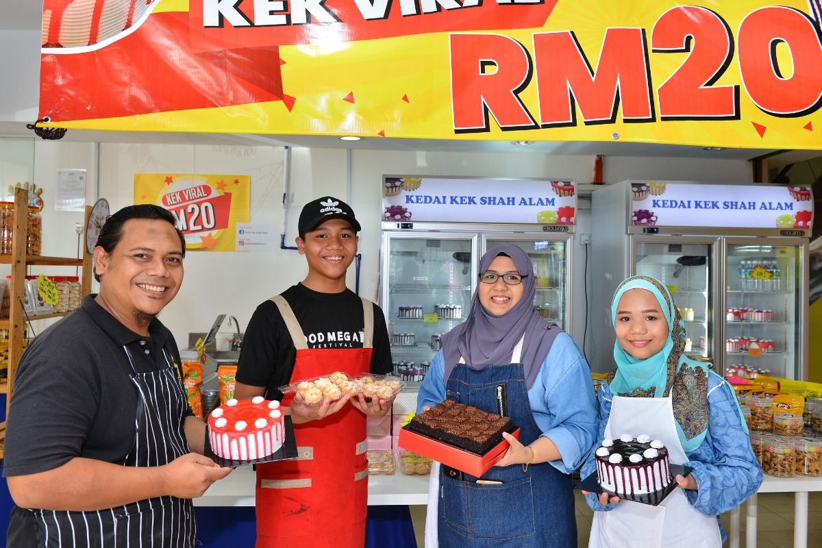 Pasangan Suami Isteri Ni Jual Kek Viral Serendah RM 20, Kedai Kek Shah Alam