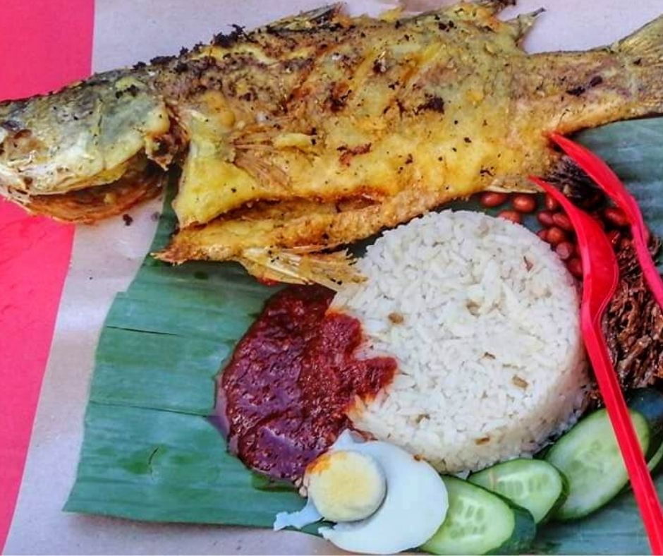 Nasi Lemak Kukus Ikan Siakap Goreng, Menu Luar Biasa Di Restoran Ngeteh Santai