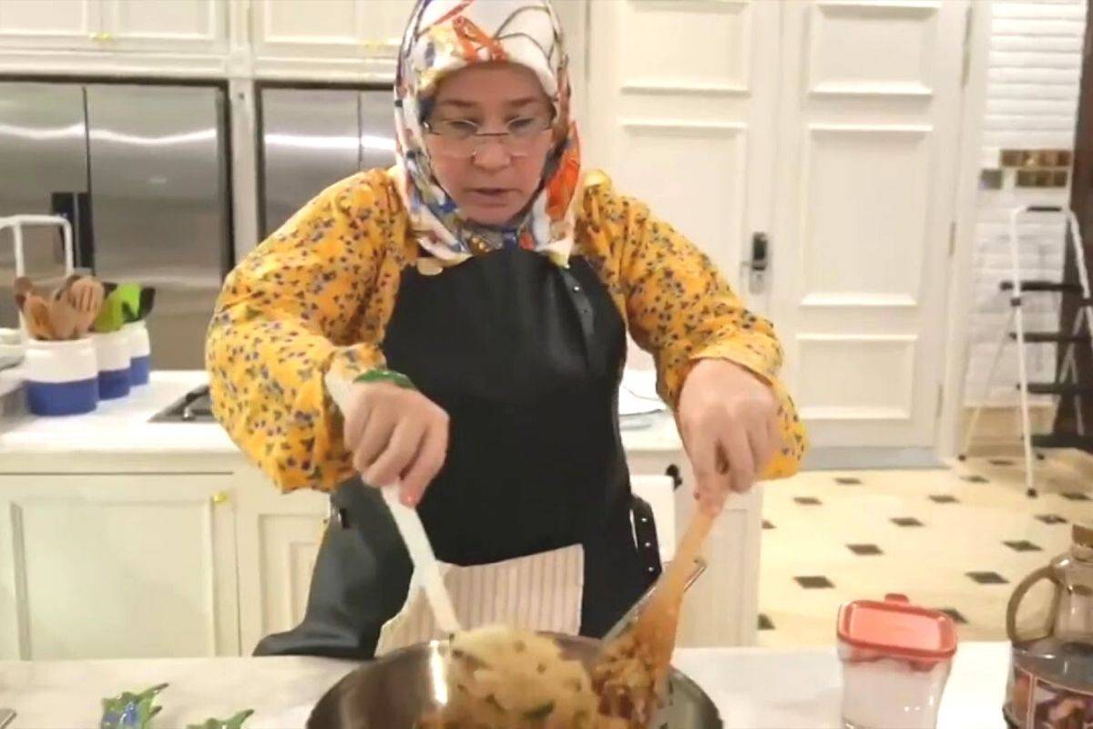 Permaisuri Agong Tunku Hajah Azizah Masak Nasi Goreng Sosej &#038; Mentega. Kesederhanaannya DiPuji Rakyat.