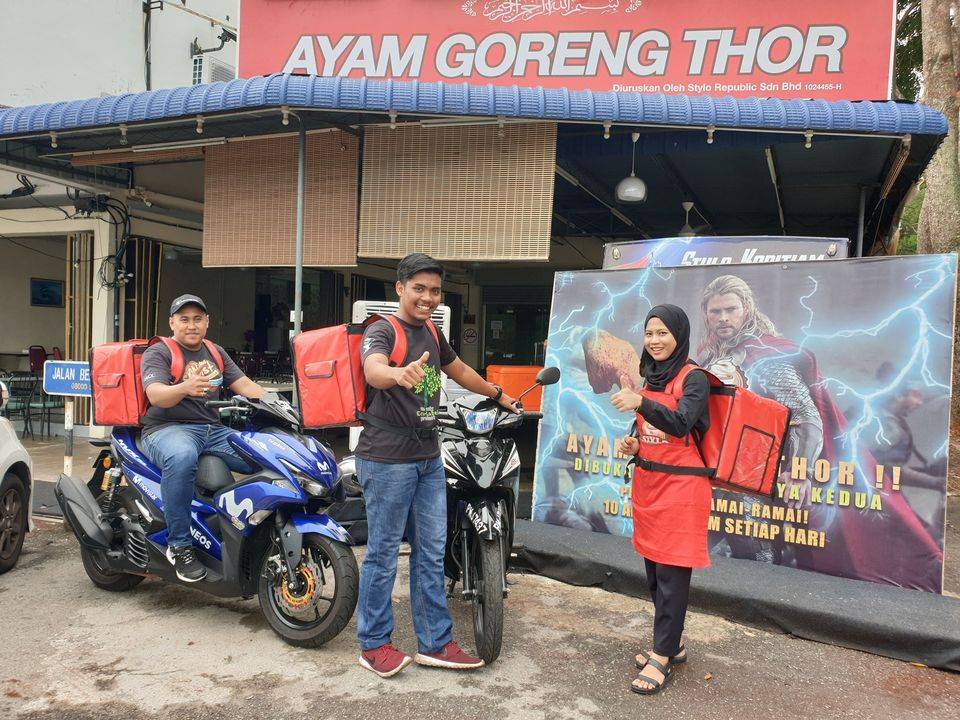 Lapar? Malas Nak Keluar? Restoran Ayam Goreng Thor Kini Buat Delivery Terus Depan Pintu Rumah Anda