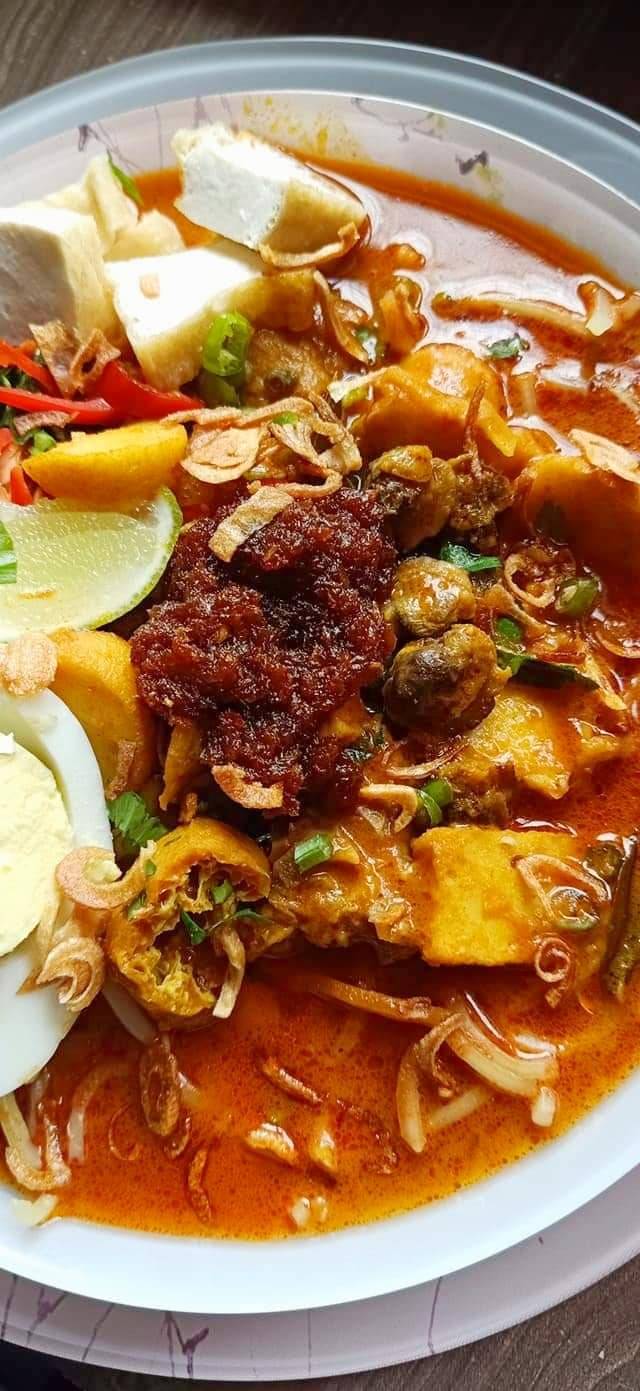 Resipi Mi Kari Sedap Penuh Lauk. Kuah Tak Muak, Memang Puas Hati.