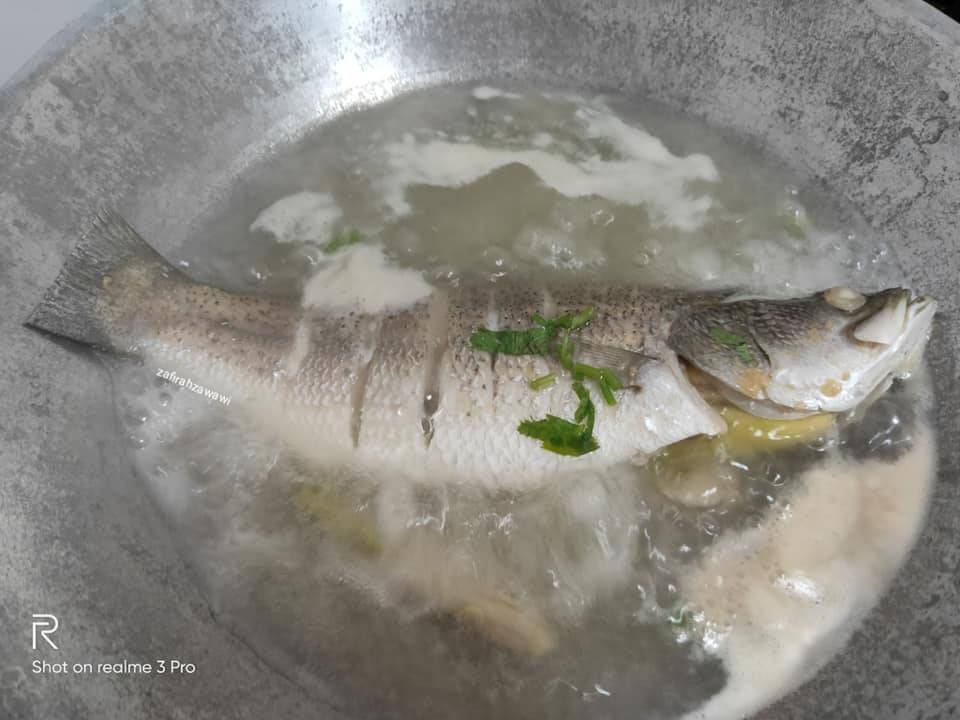 Masak Ikan Siakap Stim Limau Guna Kuali. Sedap, Cepat &#038; Kuah Banyak