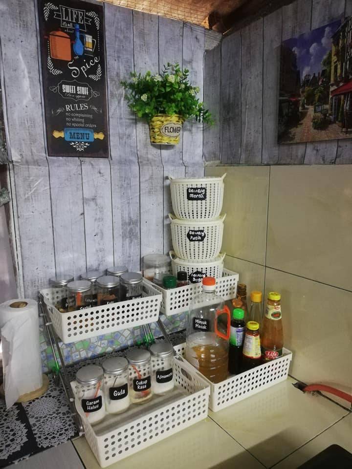 DIY Rak Dapur Dengan Hanya Guna Tiga Barang Ini. Kreatif!