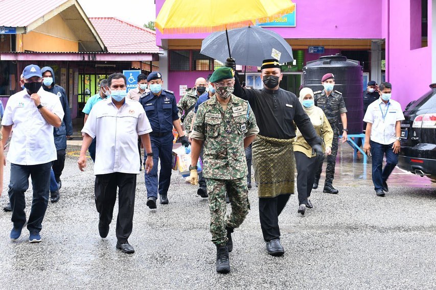 Agong & Raja Permaisuri Agong Turun Padang Memasak Untuk Mangsa Banjir