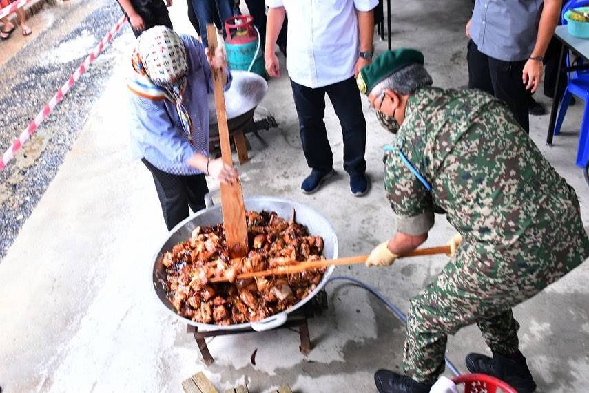 Agong & Raja Permaisuri Agong Turun Padang Memasak Untuk Mangsa Banjir