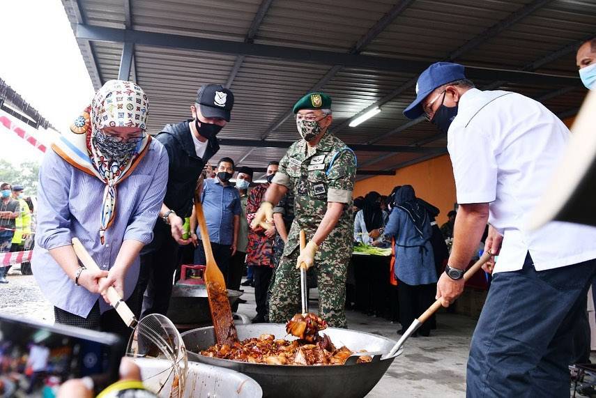 Agong & Raja Permaisuri Agong Turun Padang Memasak Untuk Mangsa Banjir