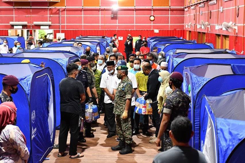 Agong & Raja Permaisuri Agong Turun Padang Memasak Untuk Mangsa Banjir