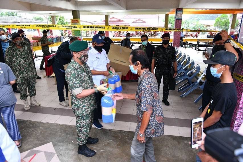 Agong & Raja Permaisuri Agong Turun Padang Memasak Untuk Mangsa Banjir