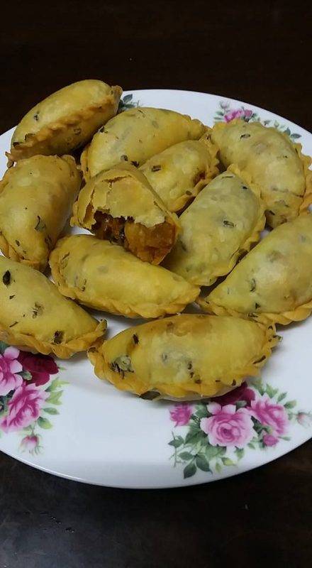 Begini Cara Buat Kulit Karipap Kentang Daun Sup. Memang Sedap & Wangi