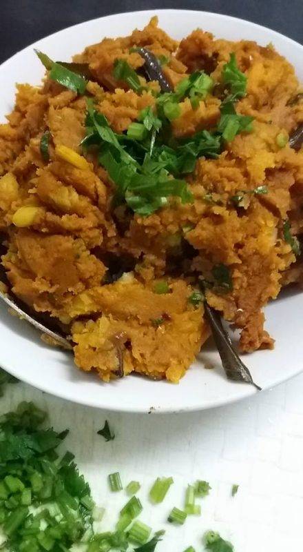 Begini Cara Buat Kulit Karipap Kentang Daun Sup. Memang Sedap & Wangi