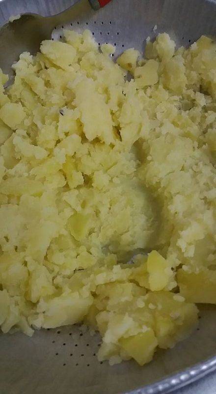 Begini Cara Buat Kulit Karipap Kentang Daun Sup. Memang Sedap & Wangi