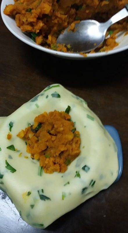 Begini Cara Buat Kulit Karipap Kentang Daun Sup. Memang Sedap & Wangi