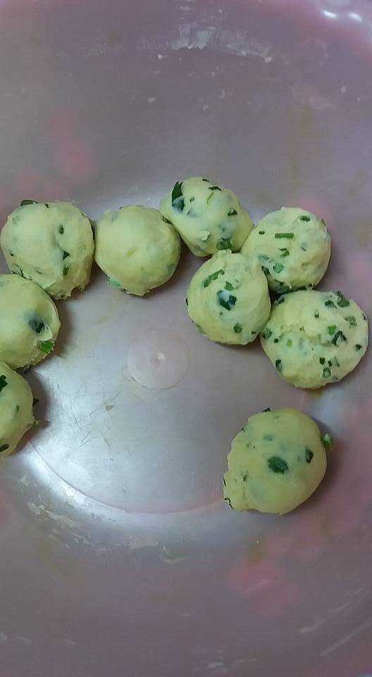 Begini Cara Buat Kulit Karipap Kentang Daun Sup. Memang Sedap & Wangi