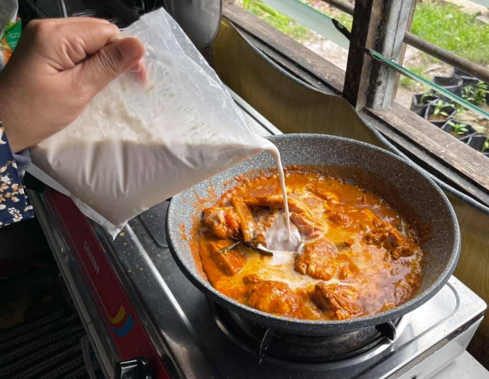 Masak Kari Ayam Guna Rempah Kari Dari Kedai Eco. Ehh…Sedap Rupanya!