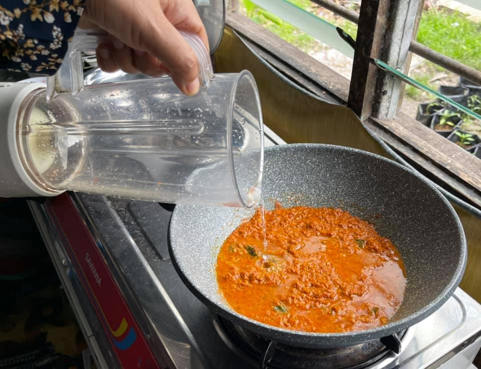 Masak Kari Ayam Guna Rempah Kari Dari Kedai Eco. Ehh…Sedap Rupanya!