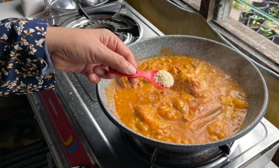 Masak Kari Ayam Guna Rempah Kari Dari Kedai Eco. Ehh…Sedap Rupanya!