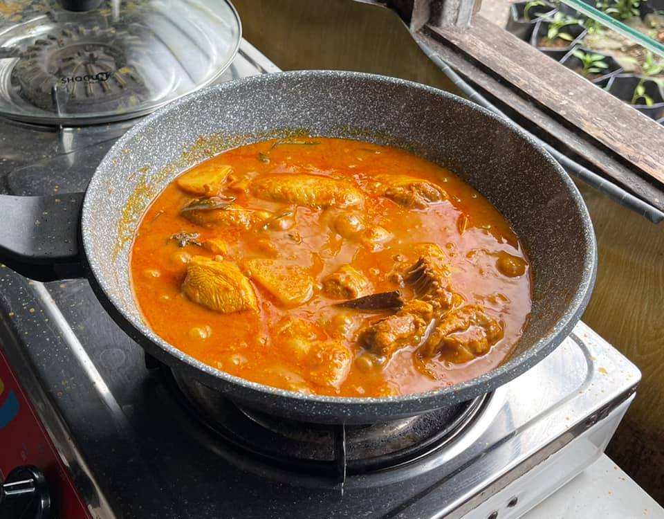 Masak Kari Ayam Guna Rempah Kari Dari Kedai Eco. Ehh…Sedap Rupanya!