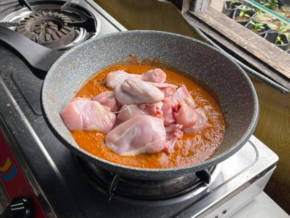 Masak Kari Ayam Guna Rempah Kari Dari Kedai Eco. Ehh…Sedap Rupanya!