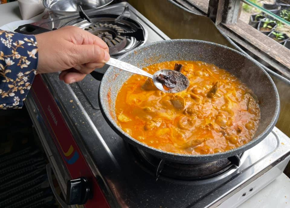 Masak Kari Ayam Guna Rempah Kari Dari Kedai Eco. Ehh…Sedap Rupanya!