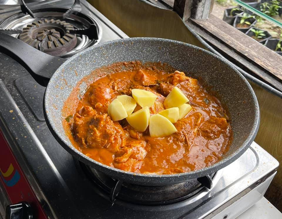 Masak Kari Ayam Guna Rempah Kari Dari Kedai Eco. Ehh…Sedap Rupanya!