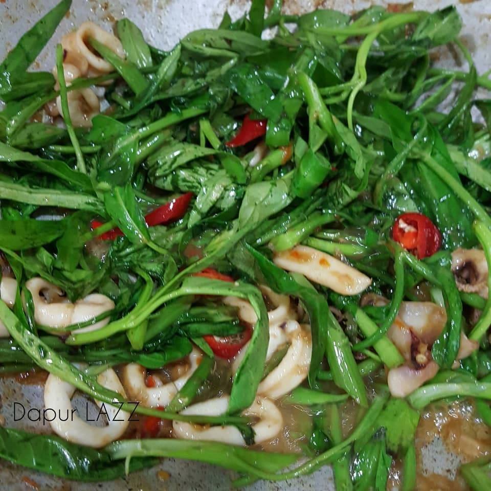 Kangkung Goreng Belacan Sotong Sebagai Pelengkap Hidangan. Memang Terangkat!