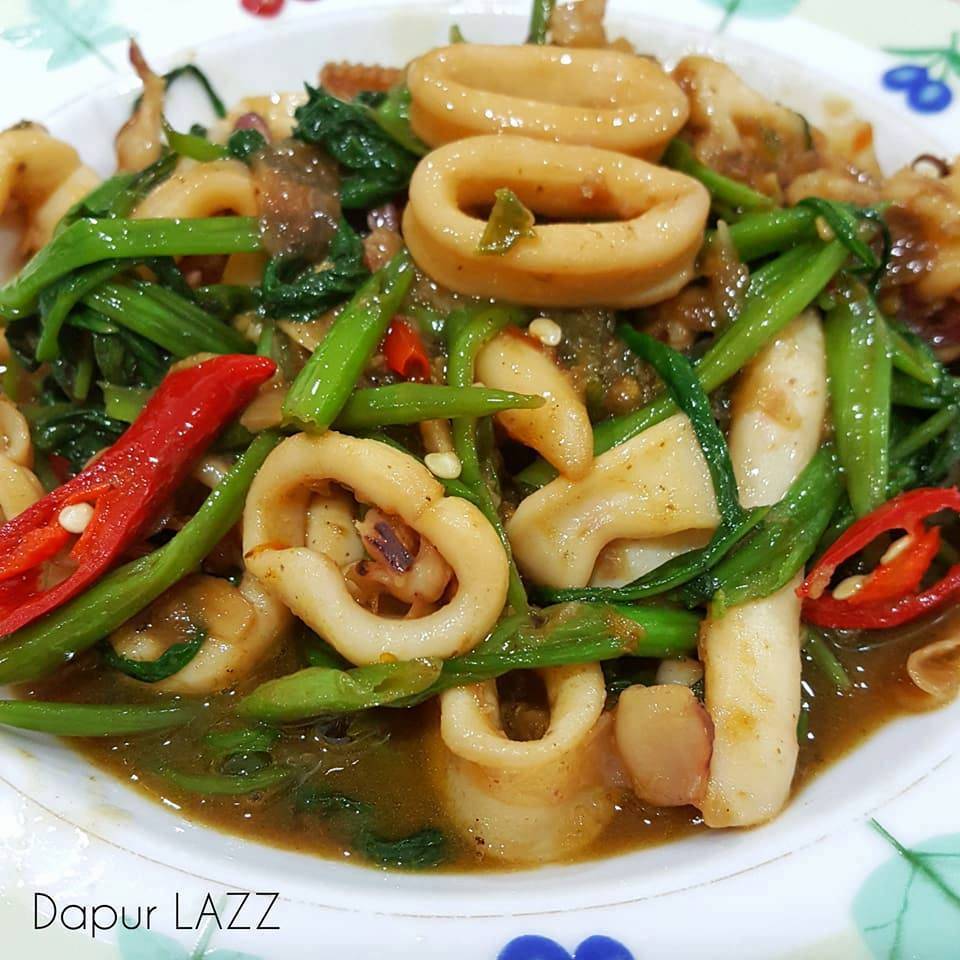 Kangkung Goreng Belacan Sotong Sebagai Pelengkap Hidangan. Memang Terangkat!