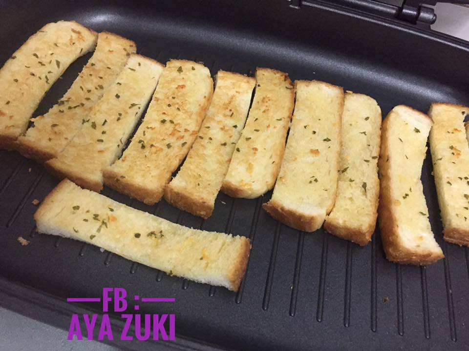 Cara Buat Garlic Bread Mudah Untuk Minum Petang. Sedap Sungguh!