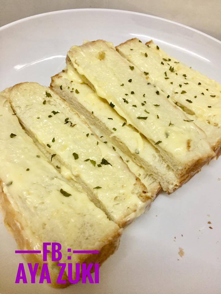 Cara Buat Garlic Bread Mudah Untuk Minum Petang. Sedap Sungguh!