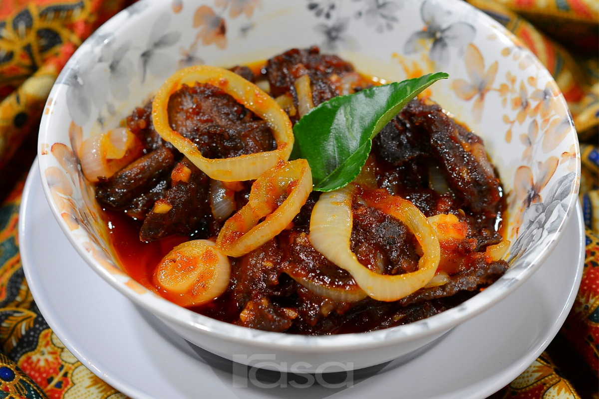 Lana Nordin Kongsi Resipi Daging Masak Merah Ala Thai & Kuih Bakar Kegemaran Suami